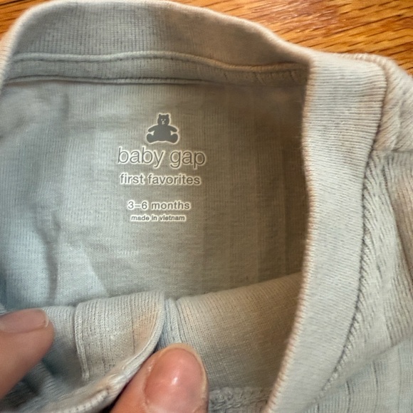 Baby gap size 3 to 6 months, long sleeve gray onesie/122 - Picture 4 of 4